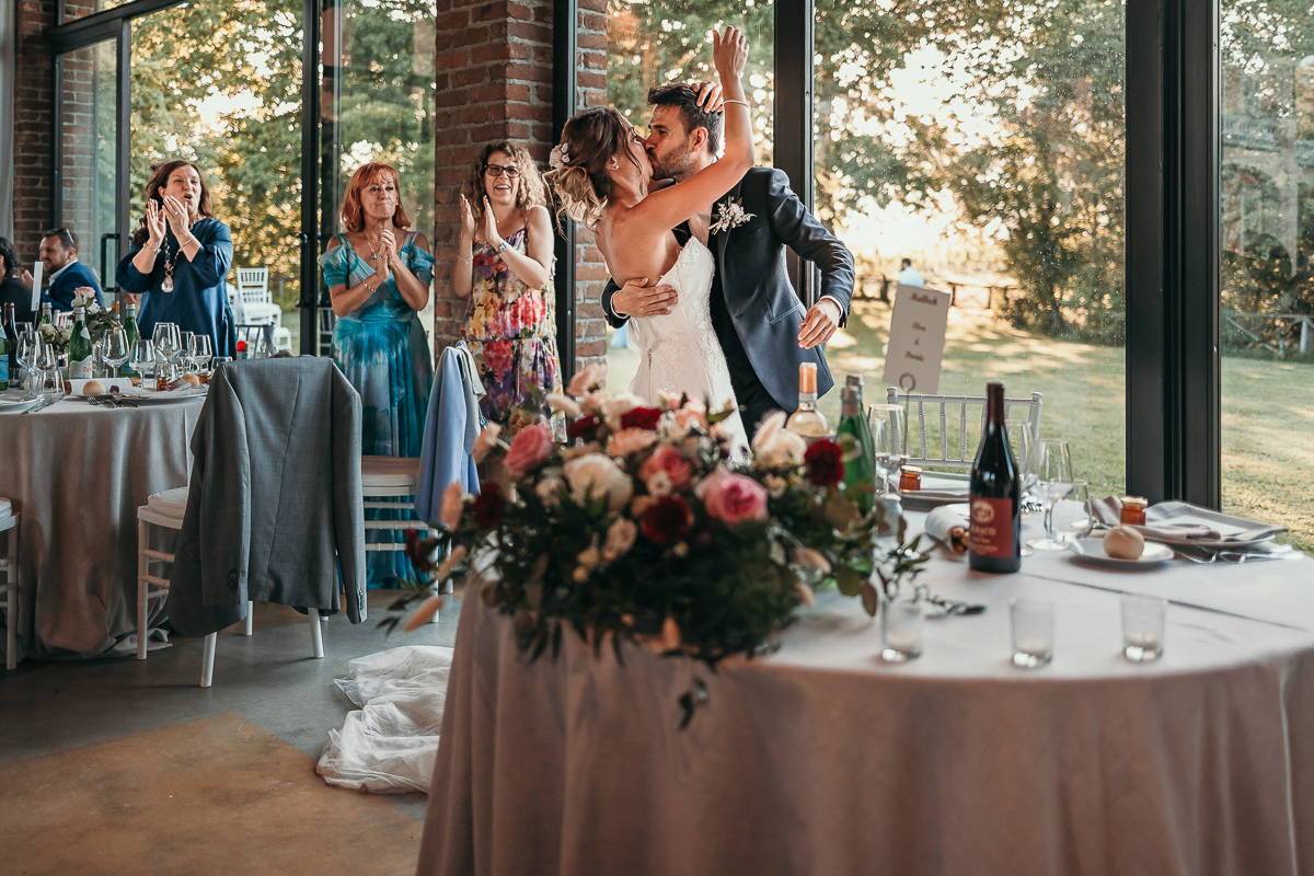 Matrimonio a Villa Fiorita ad Asti. cena. ingresso in sala degli sposi. bacio