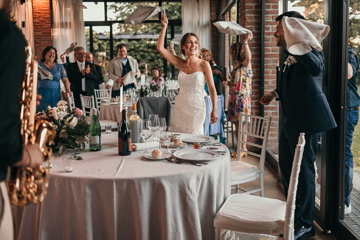 Matrimonio a Villa Fiorita ad Asti. cena. ingresso in sala degli sposi. sposi che salutano gli invitati