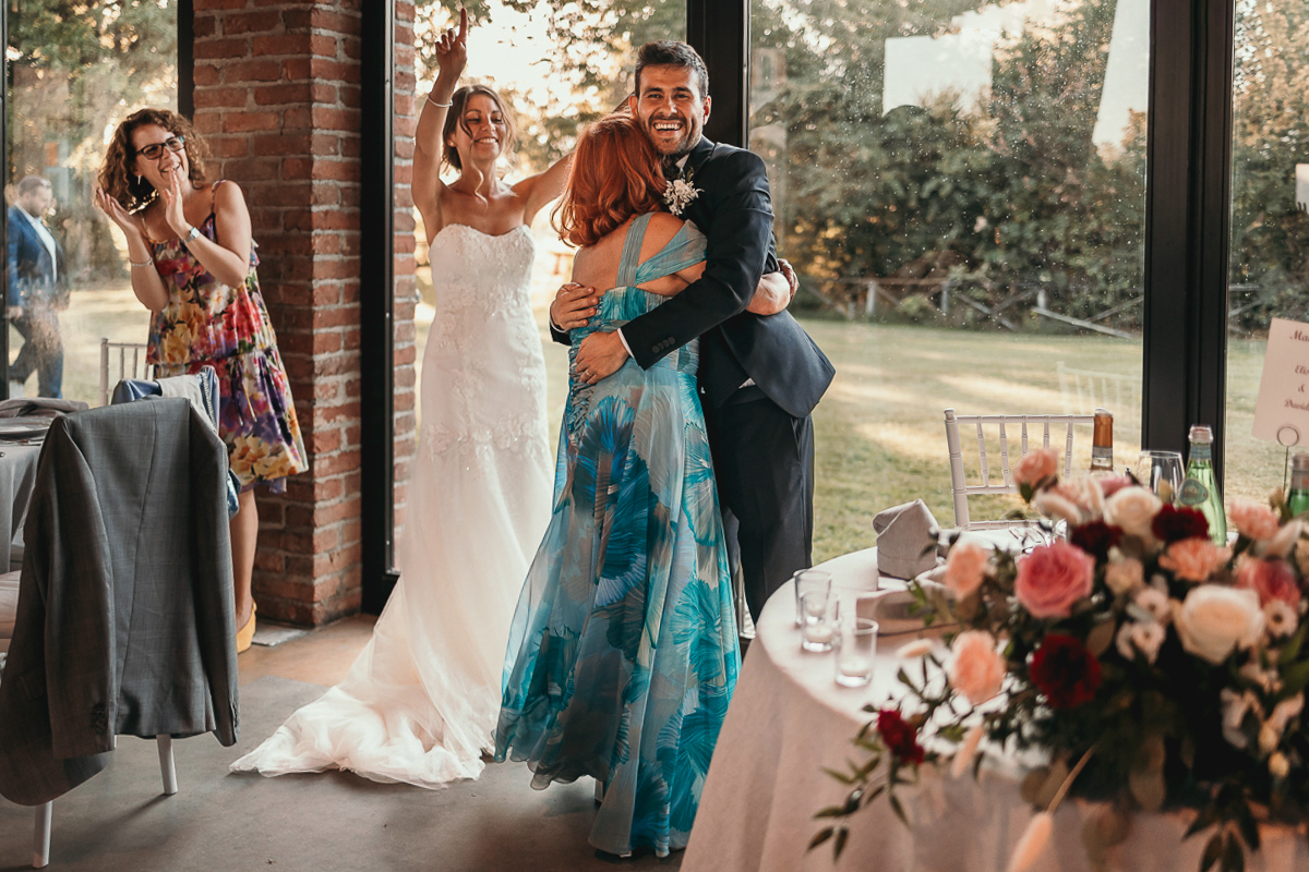 Matrimonio a Villa Fiorita ad Asti. cena. ingresso in sala degli sposi. Sposo che abbraccia la madre.