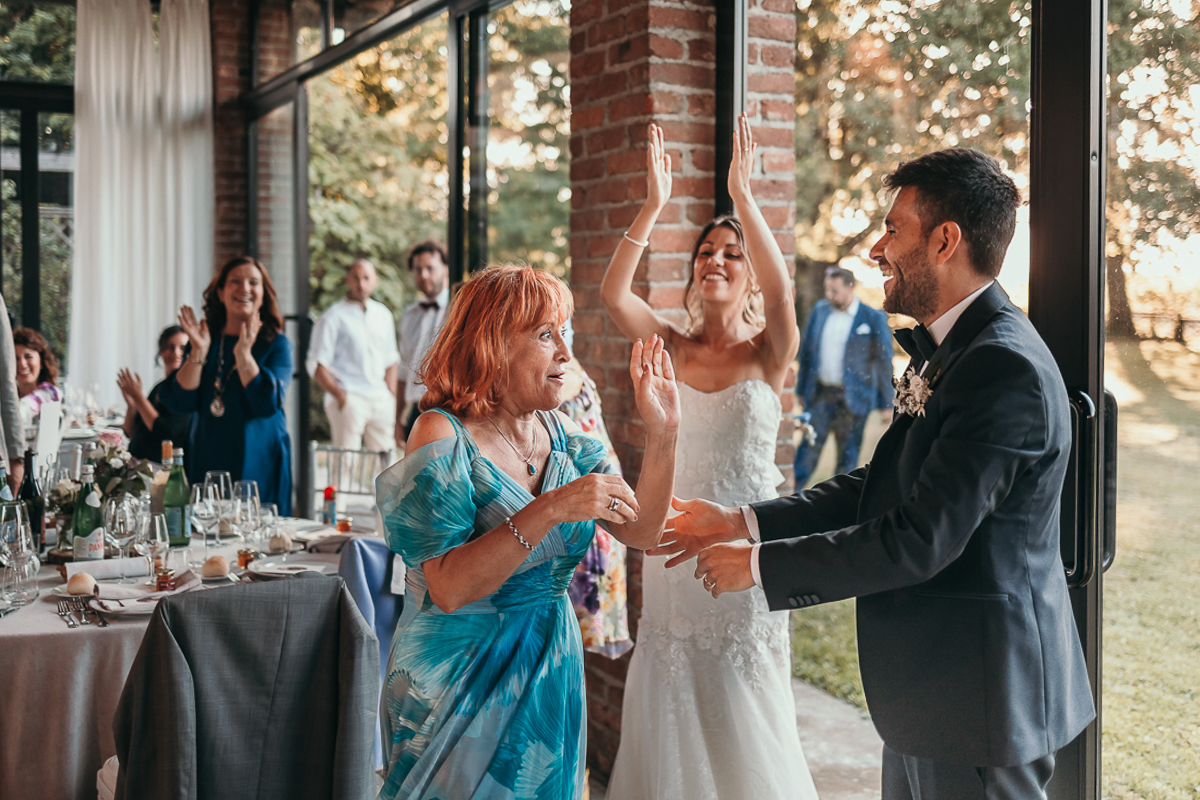 Matrimonio a Villa Fiorita ad Asti. cena. ingresso in sala degli sposi