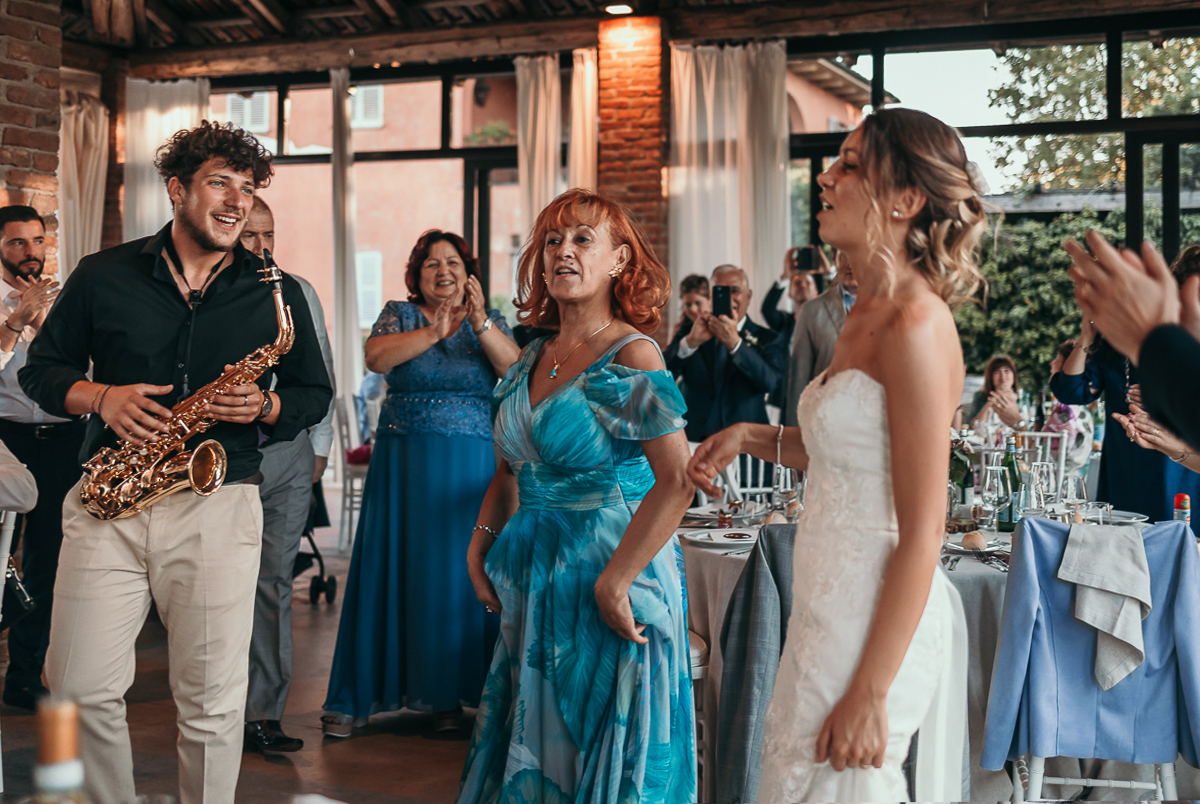 Matrimonio a Villa Fiorita ad Asti. cena. ingresso in sala degli sposi