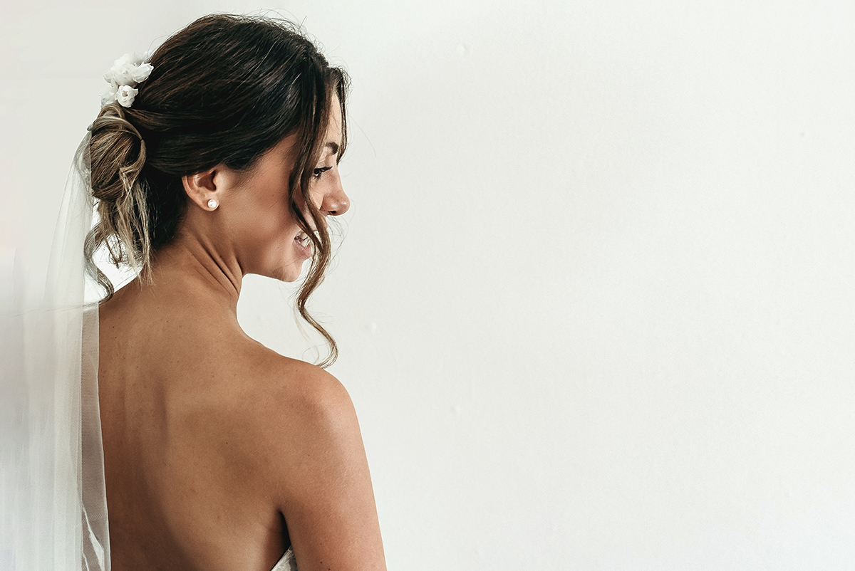 Matrimonio a Villa Fiorita ad Asti. Preparazione della sposa.Ritratto della sposa di profilo