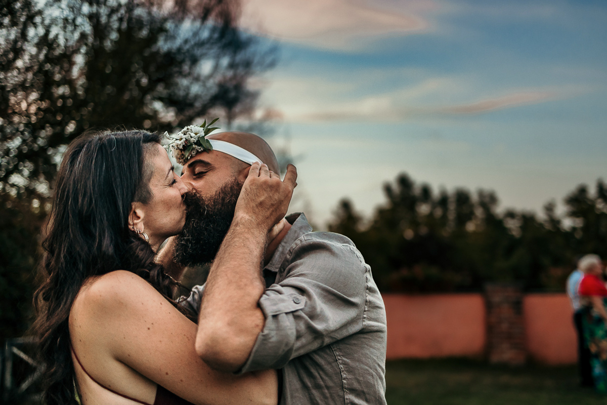 Matrimonio a Villa Fiorita ad Asti. Cena.Invitati che si baciano