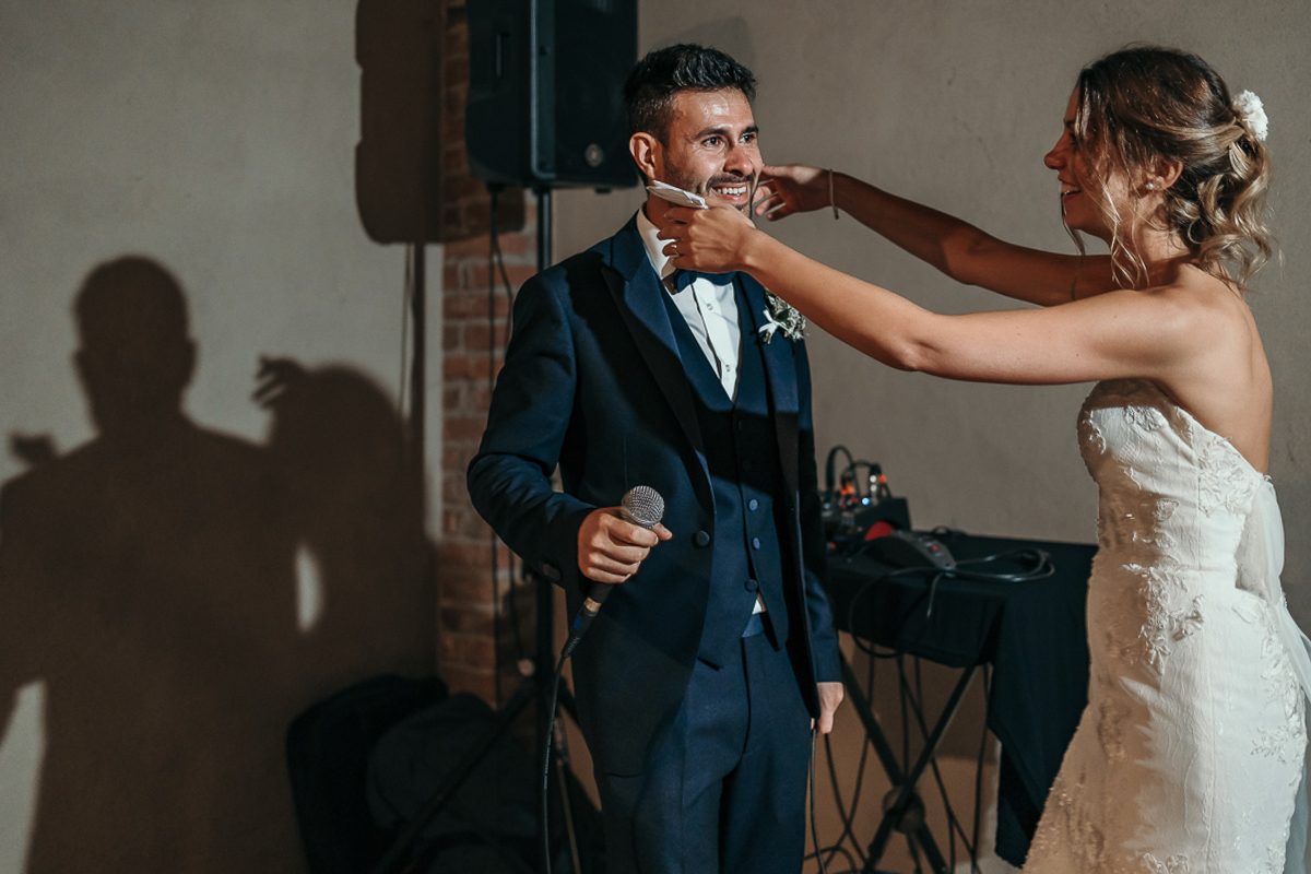 Matrimonio a Villa Fiorita ad Asti. Cena.Sposa che abbraccia lo sposo
