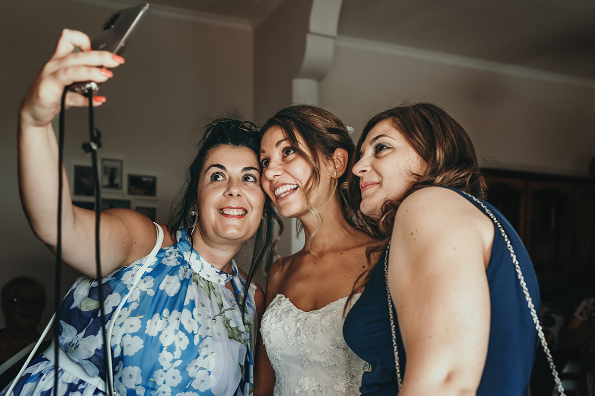 Matrimonio a Villa Fiorita ad Asti. Preparazione della sposa.Selfie della sposa con le amiche