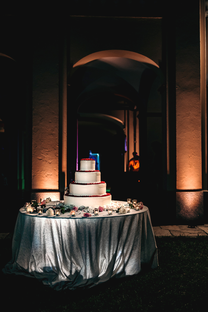 Matrimonio a Villa Fiorita ad Asti. Taglio della torta.