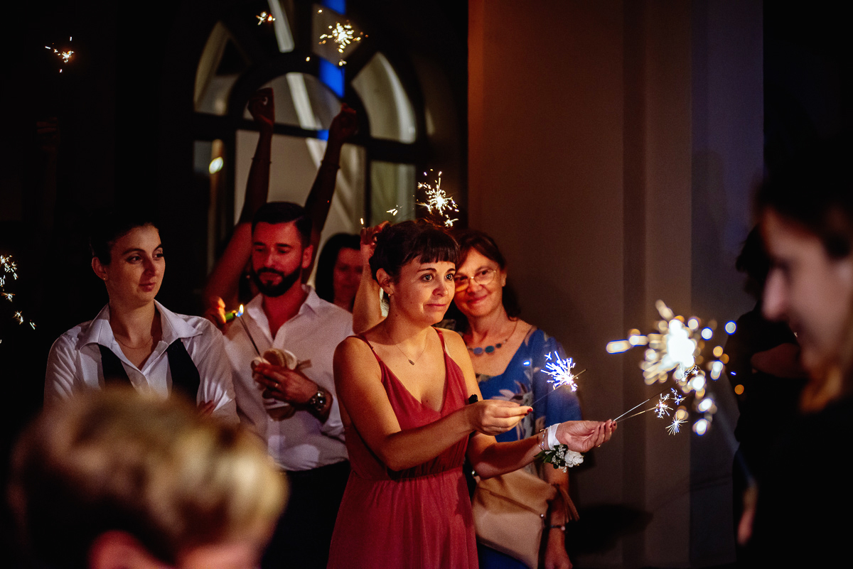 Matrimonio a Villa Fiorita ad Asti. Taglio della torta. Invitati con le scintille.