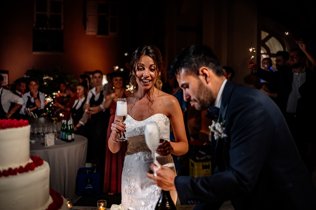 Matrimonio a Villa Fiorita ad Asti. Taglio della torta.