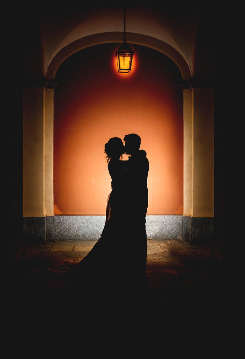 Matrimonio a Villa Fiorita ad Asti. Bacio degli sposi. Silhouqtte.