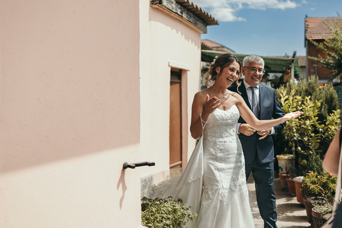 Matrimonio a Villa Fiorita ad Asti. Preparazione della sposa.Sposa nel cortile di casa, saluta gli invitati