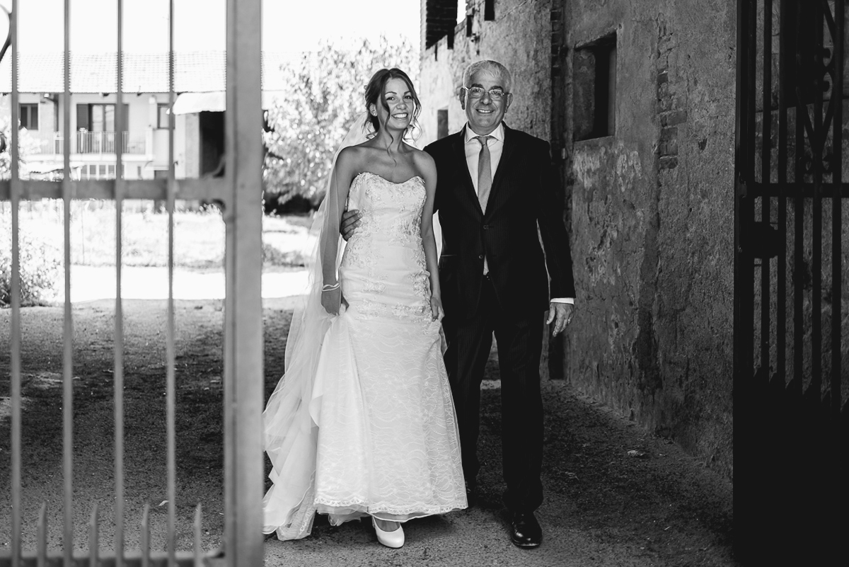 Matrimonio a Villa Fiorita ad Asti. Preparazione della sposa.Sposa che esce di casa con il padre.