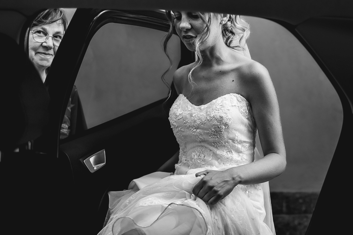 Matrimonio a Villa Fiorita ad Asti. Preparazione della sposa.Sposache entra in auto.