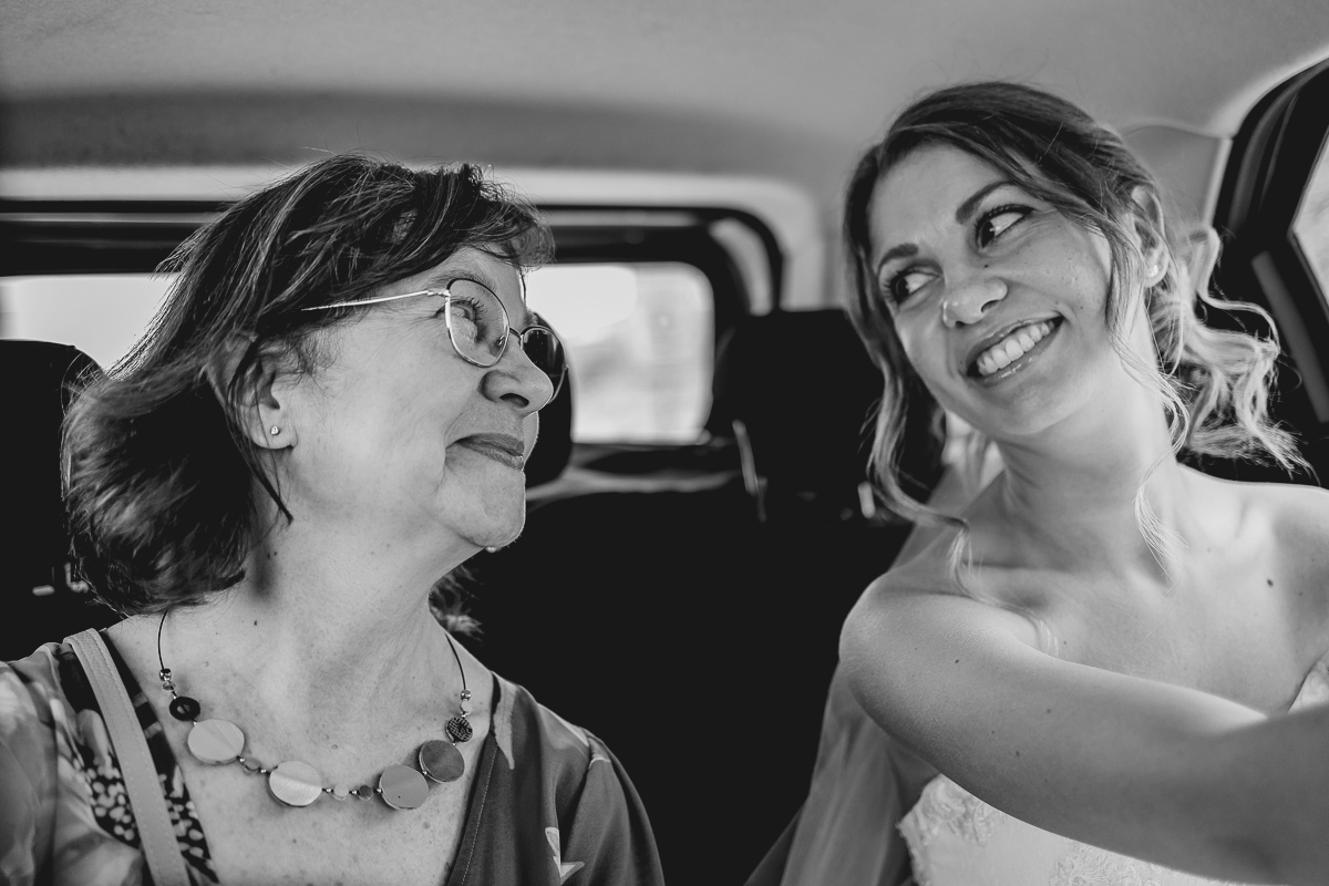Matrimonio a Villa Fiorita ad Asti. Preparazione della sposa.Sposa in auto con la mamma.