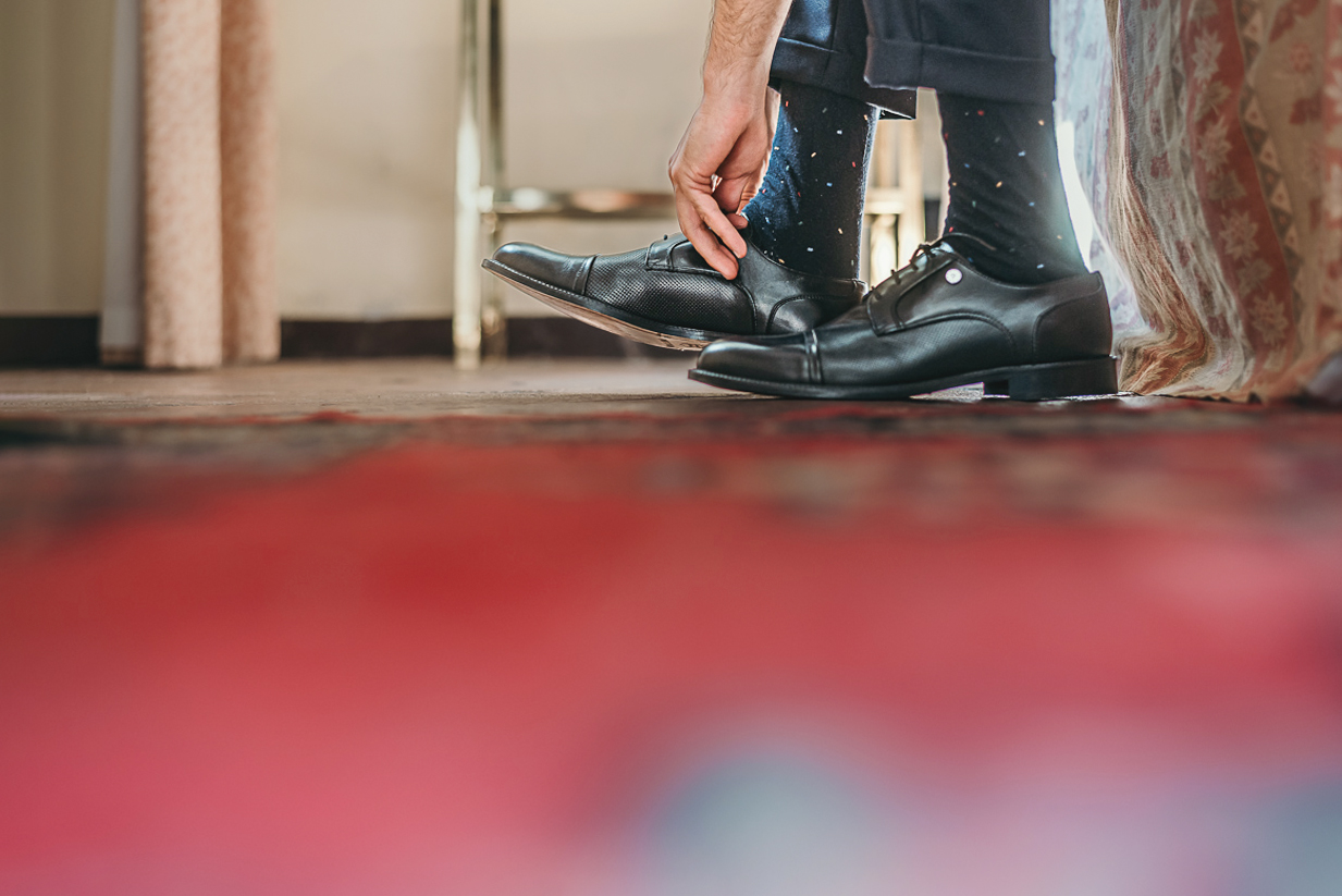 Matrimonio a Villa Fiorita ad Asti. Preparazione dello sposo. Particolare delle scarpe