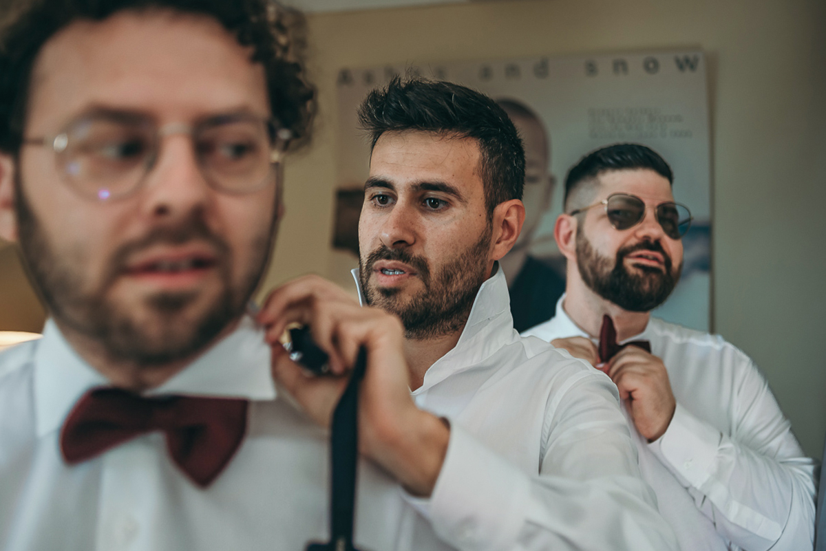 Matrimonio a Villa Fiorita ad Asti. Preparazione dello sposo.Sposo con gli amici