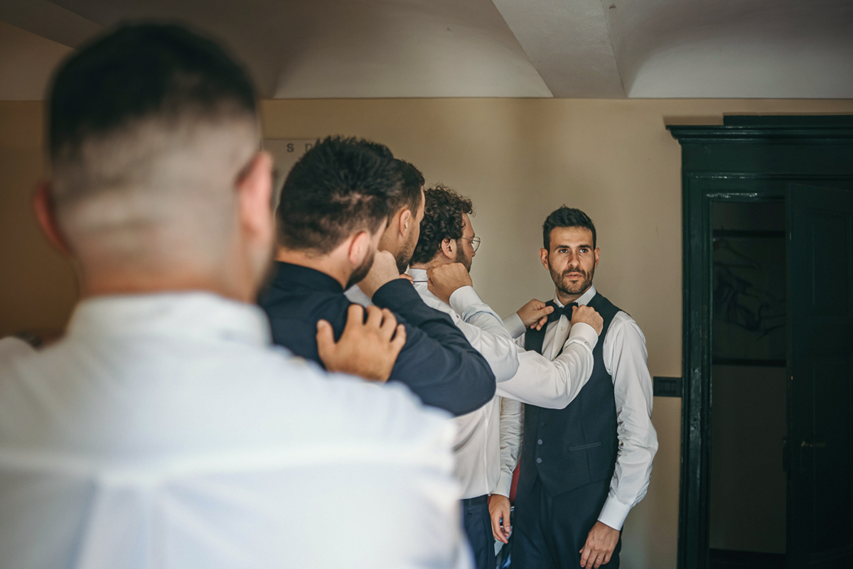 Matrimonio a Villa Fiorita ad Asti. Preparazione dello sposo.Sposo con gli amici