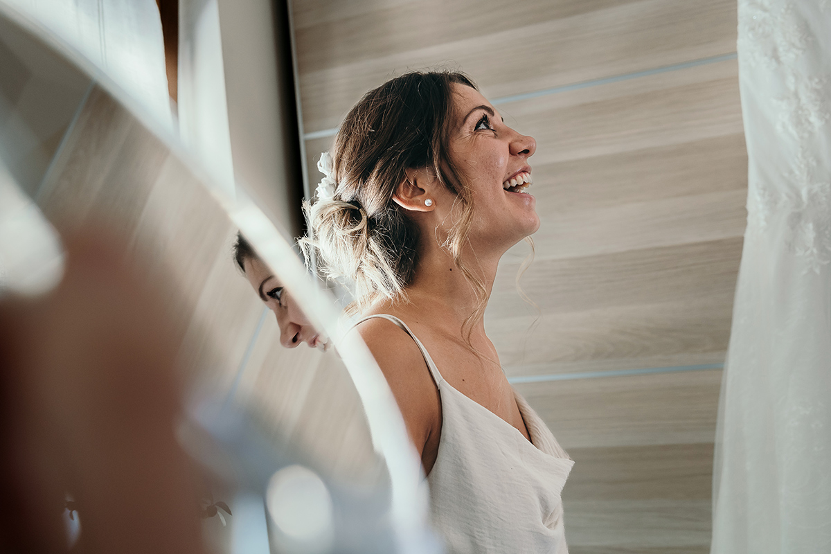 Matrimonio a Villa Fiorita ad Asti. Preparazione della sposa.Sposa che ride