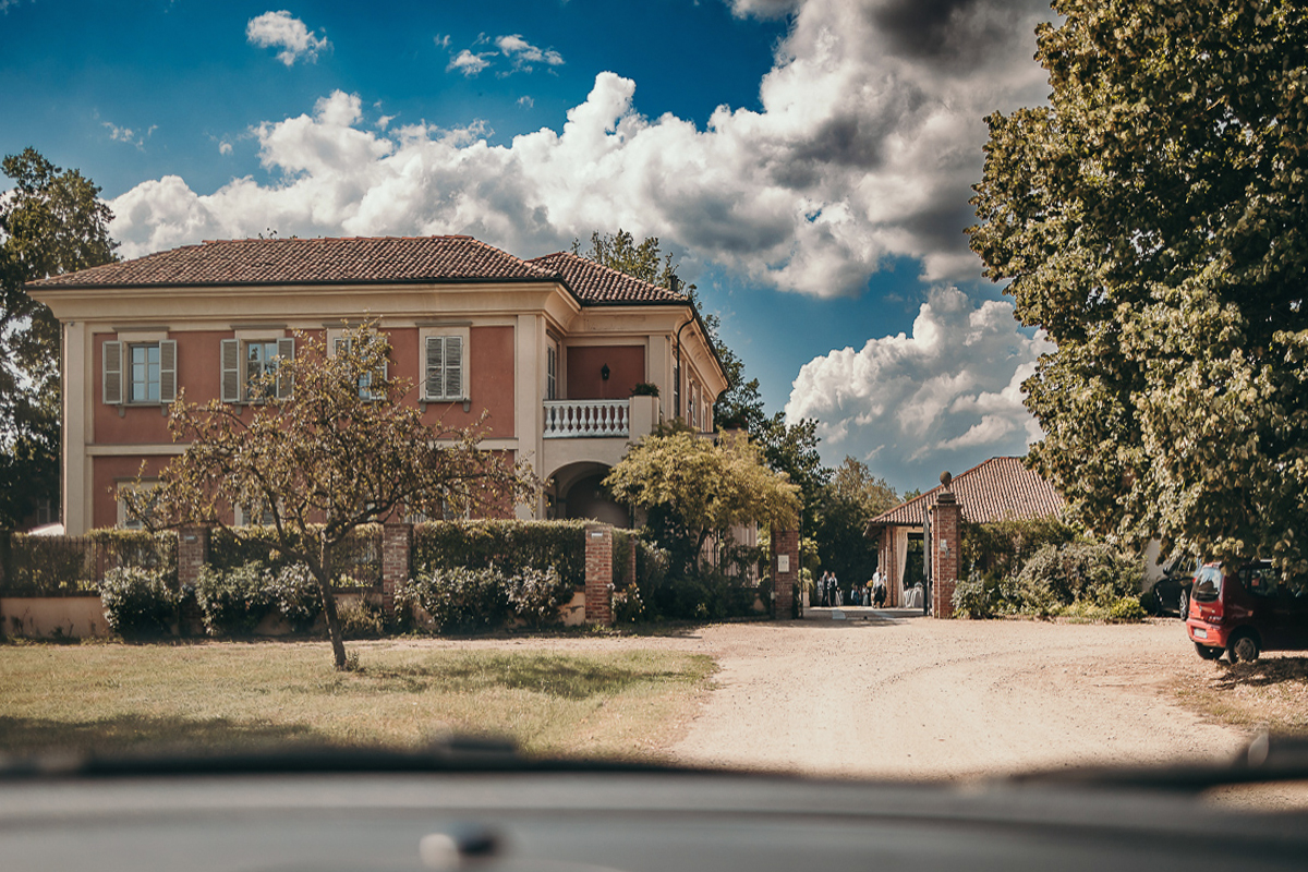 Matrimonio a Villa Fiorita ad Asti. Preparazione dello sposo.Location vista dall'auto