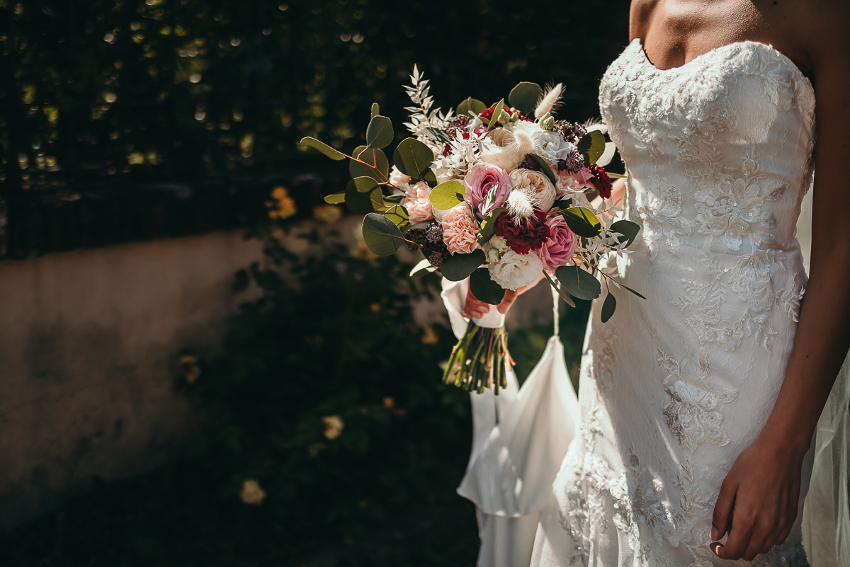 Matrimonio a Villa Fiorita ad Asti. Cerimonia. Arrivo della sposa in location. Sposa con il bouquet