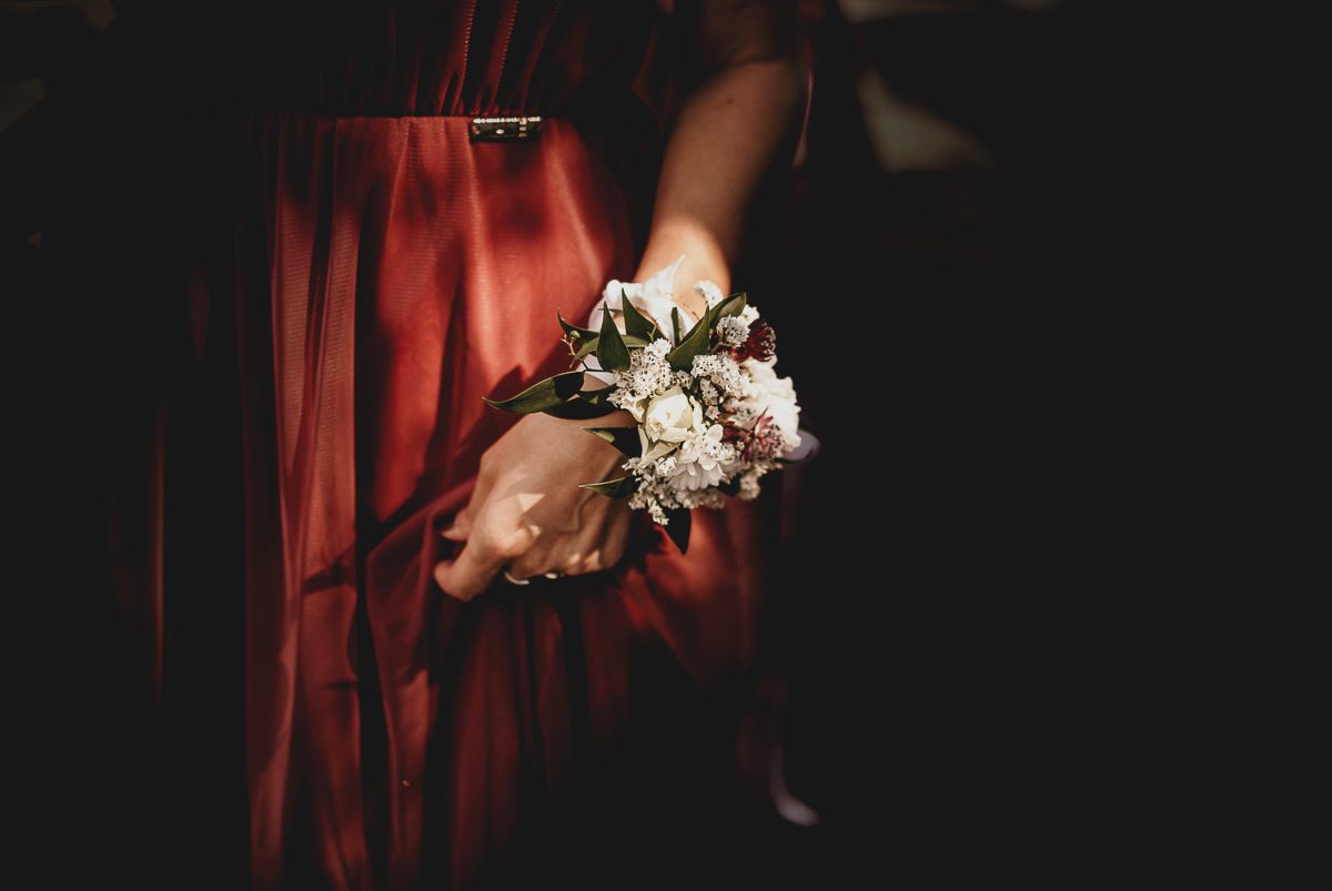 Matrimonio a Villa Fiorita ad Asti. Cerimonia.Particolare del corsage di una damigella