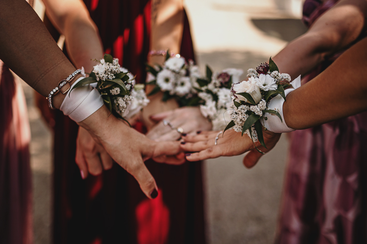 Matrimonio a Villa Fiorita ad Asti. Cerimonia.particolare dei corsages di tutte le damigelle