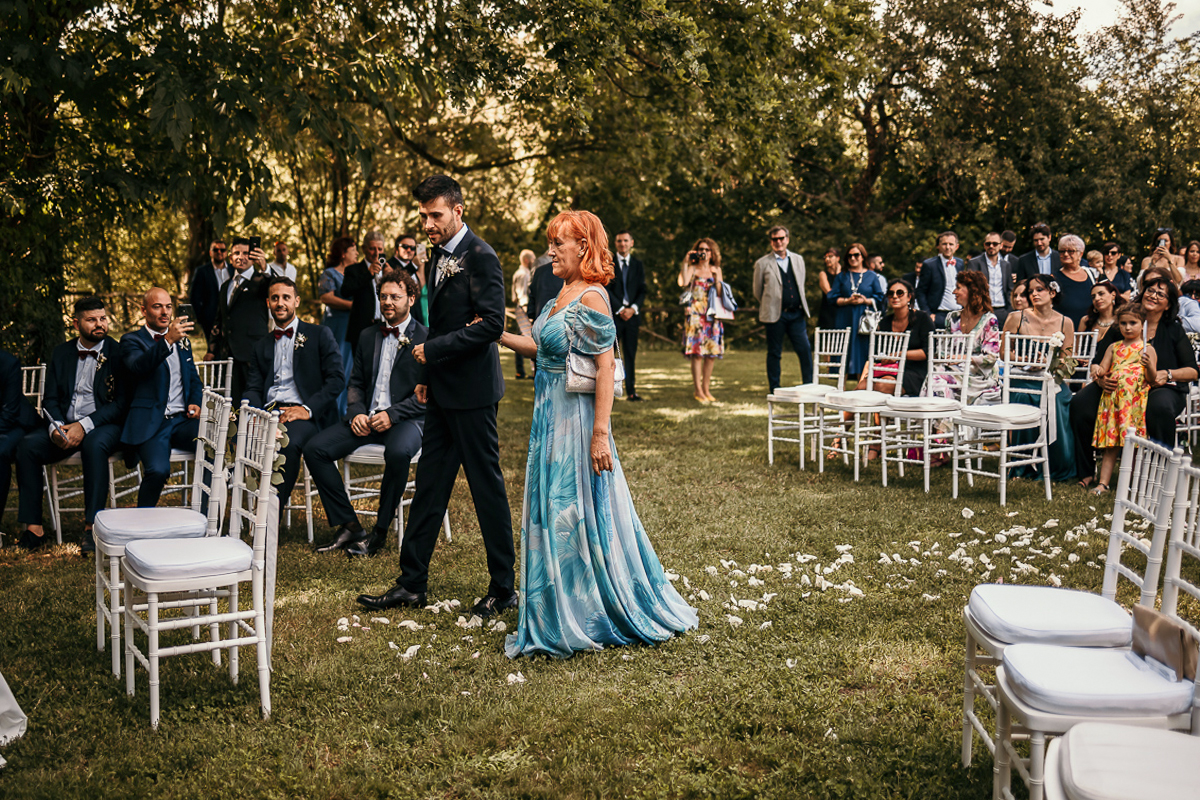 Matrimonio a Villa Fiorita ad Asti. Cerimonia.Entrata dello sposo con la madre.