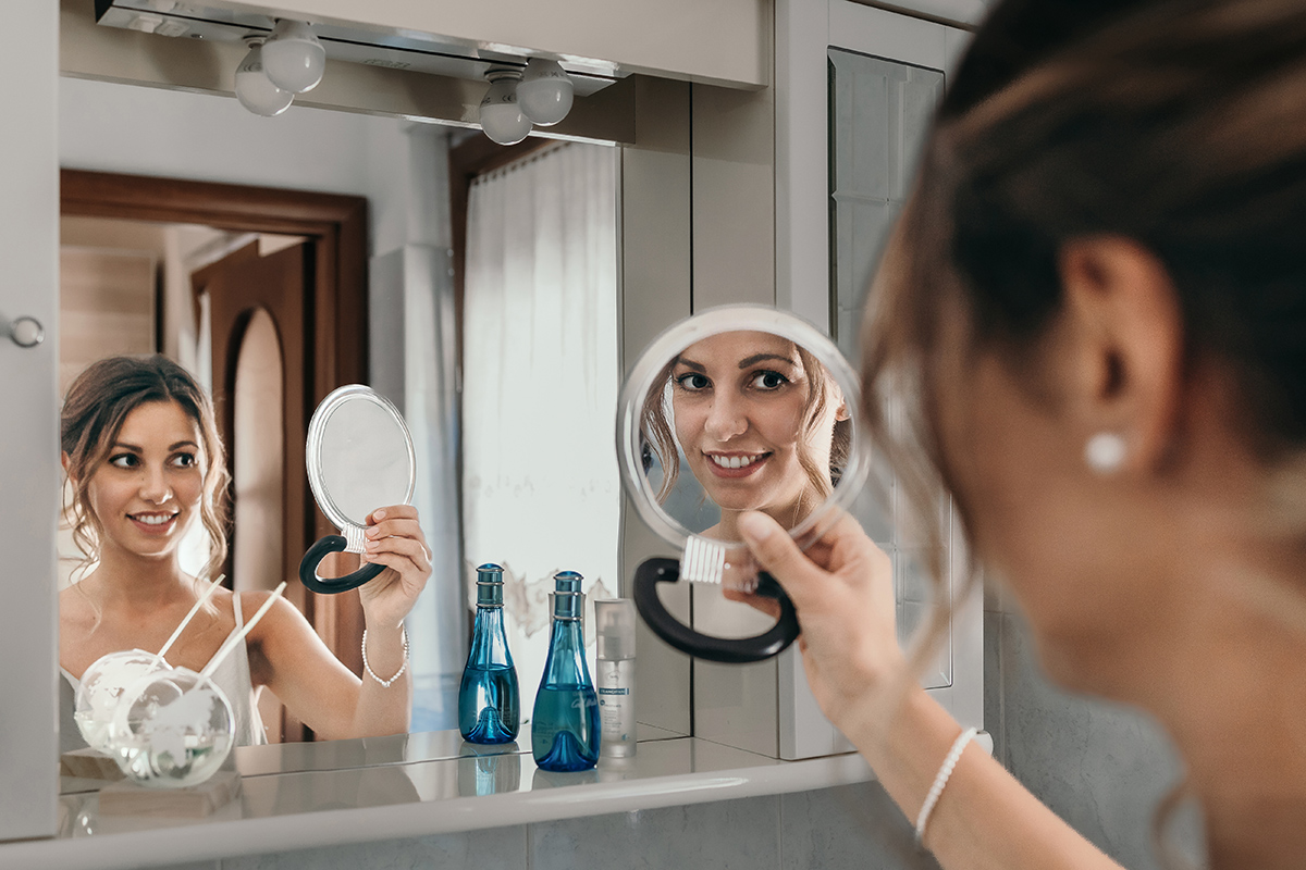 Matrimonio a Villa Fiorita ad Asti. Preparazione della sposa.Sposa che si guarda nello specchio