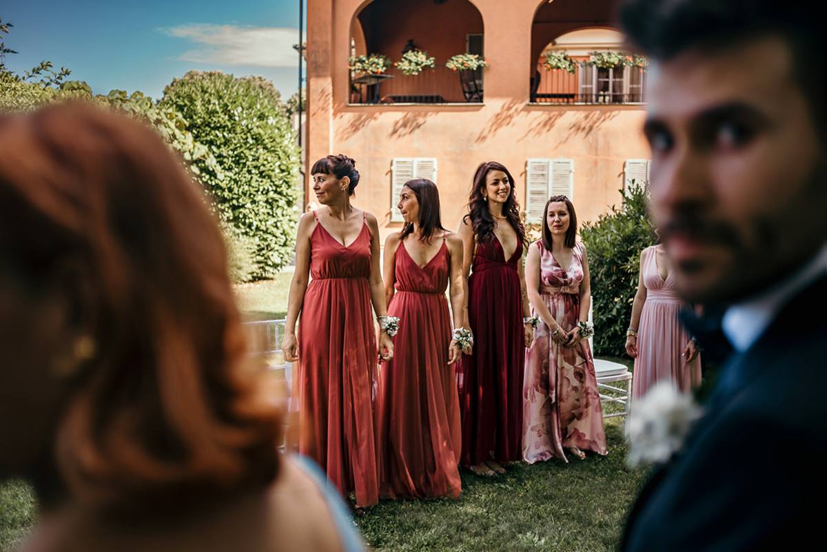 Matrimonio a Villa Fiorita ad Asti. Cerimonia.Damigelle che attendono l'arrivo della sposa.