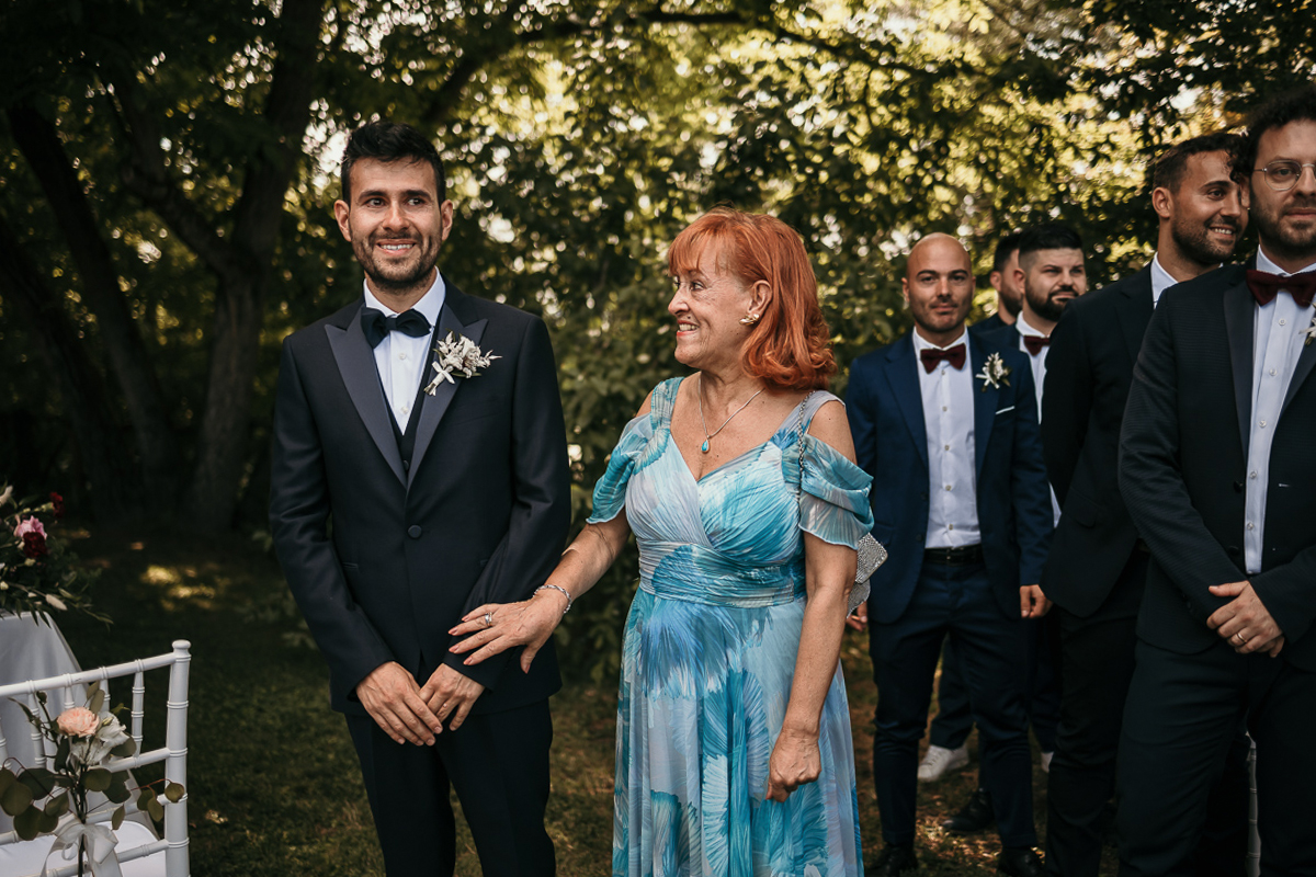 Matrimonio a Villa Fiorita ad Asti. Cerimonia.Sposo ansioso ed emozionata aspetta l'arrivo della sposa.