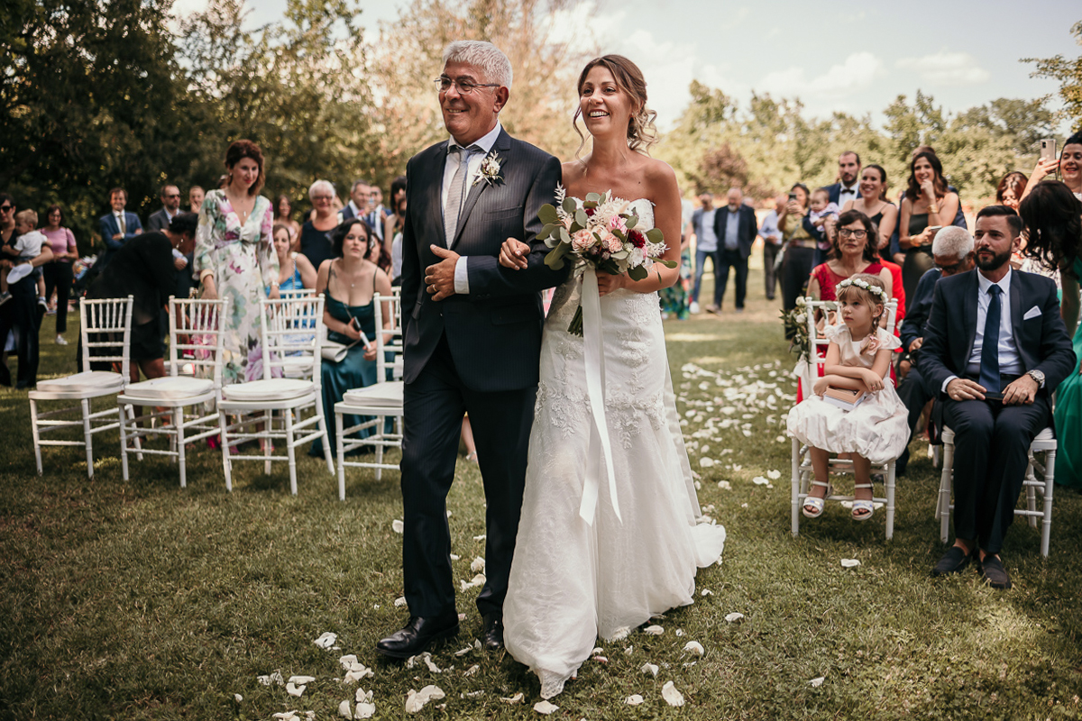 Matrimonio a Villa Fiorita ad Asti. Cerimonia.Arrivo della sposa con il padre.