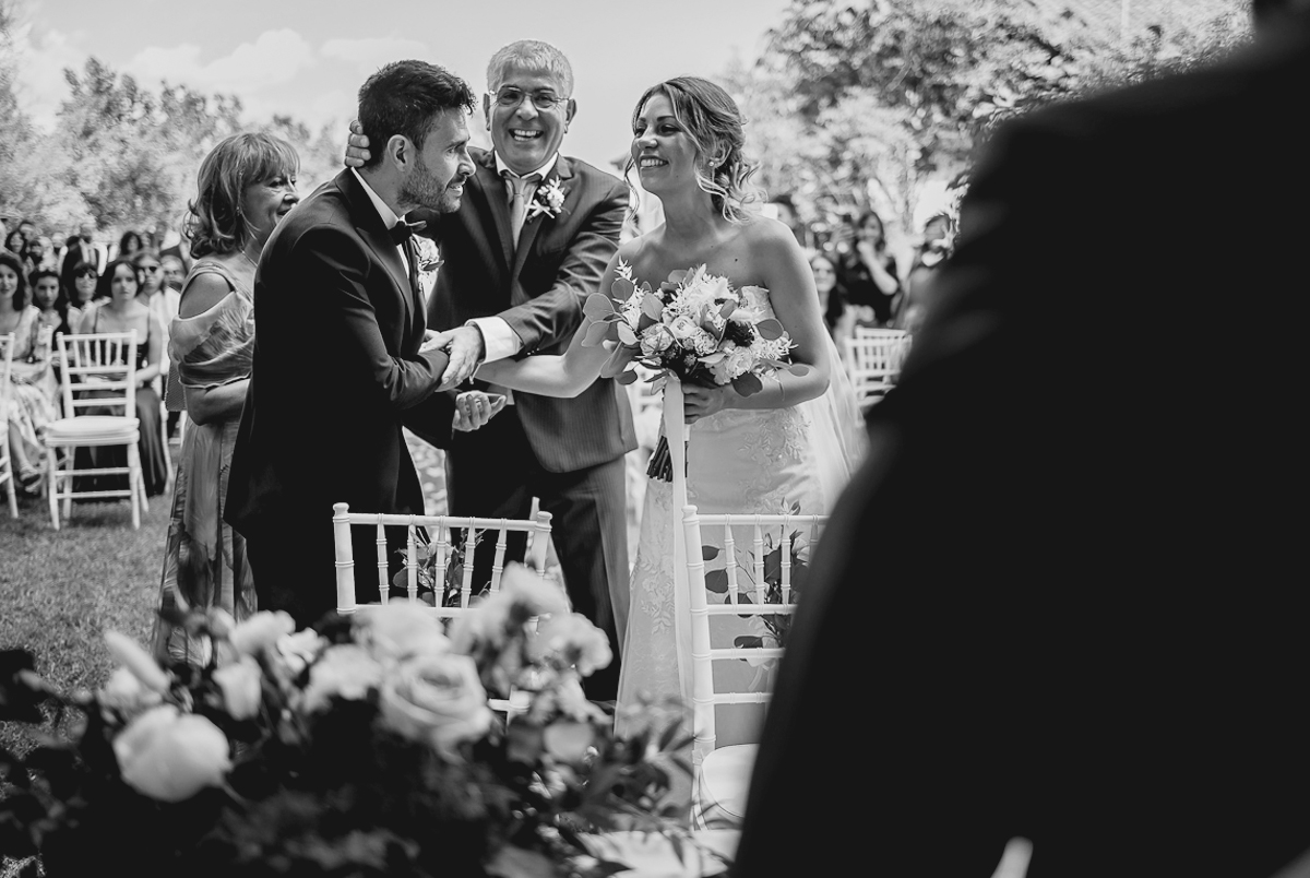 Matrimonio a Villa Fiorita ad Asti. Cerimonia.padre della sposa che saluta lo sposo. Sposi che si guardano