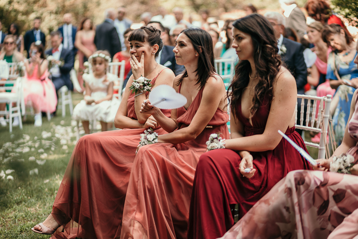 Matrimonio a Villa Fiorita ad Asti. Cerimonia.Damigelle emozionate.