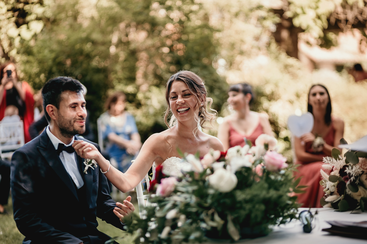 Matrimonio a Villa Fiorita ad Asti. Cerimonia.Sposa che accarezza il mento dello sposo.