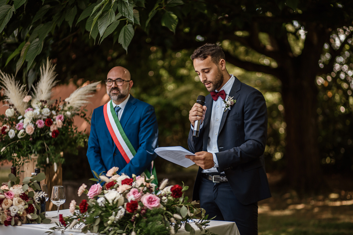 Matrimonio a Villa Fiorita ad Asti. Cerimonia.discorso di un amico dello sposo