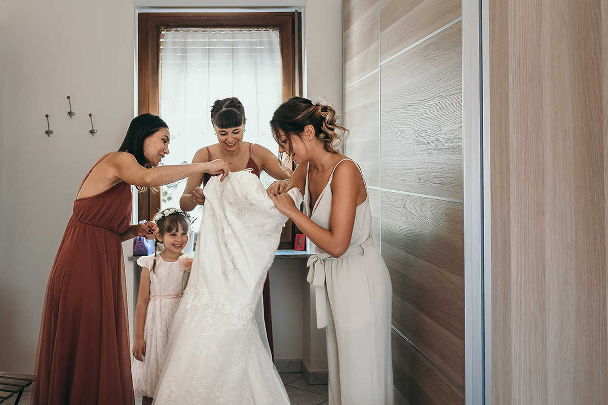 Matrimonio a Villa Fiorita ad Asti. Preparazione della sposa.Vestizione della sposa