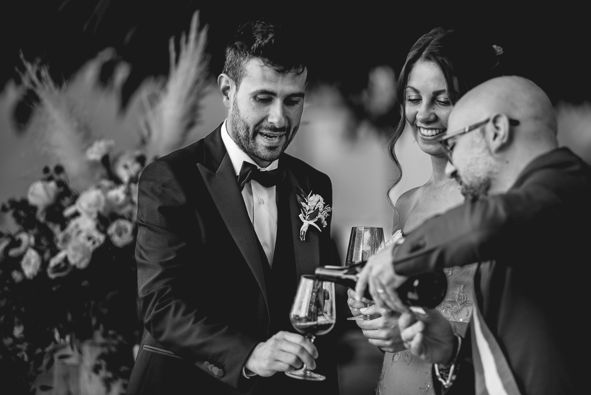 Matrimonio a Villa Fiorita ad Asti. Cerimonia.Sposo che beve