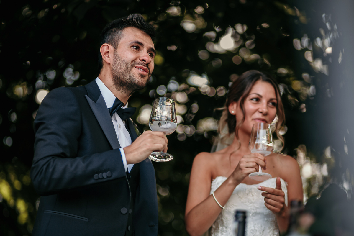 Matrimonio a Villa Fiorita ad Asti. Cerimonia.Sposi che bevono.