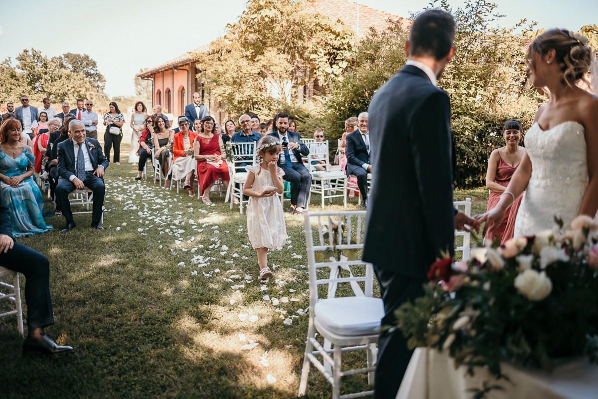 Matrimonio a Villa Fiorita ad Asti. Cerimonia.Arrivo della damigella "ring bearer" con gli anelli.
