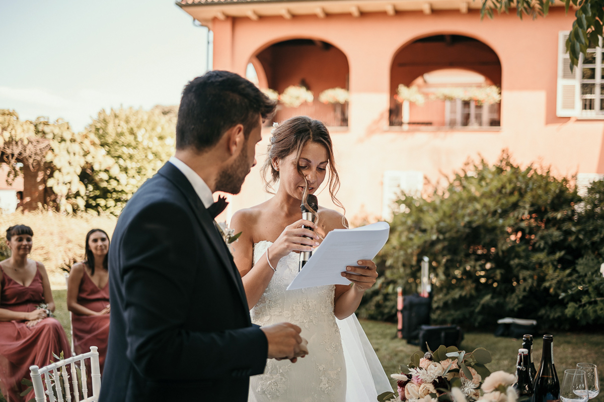 Matrimonio a Villa Fiorita ad Asti. Cerimonia.Promesse della sposa.