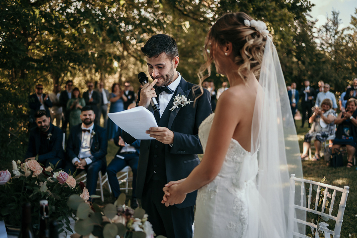 Matrimonio a Villa Fiorita ad Asti. Cerimonia.Promesse dello sposo con espressione timida