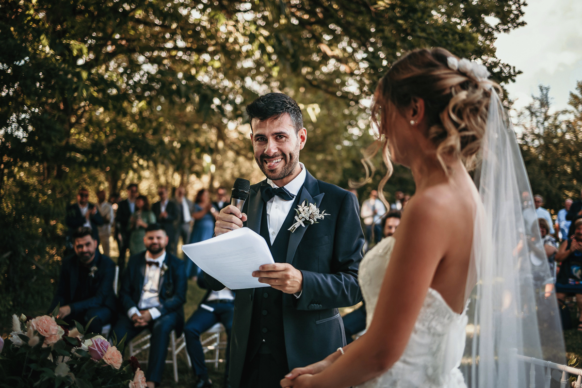 Matrimonio a Villa Fiorita ad Asti. Cerimonia.Promesse dello sposo con espressione buffa.
