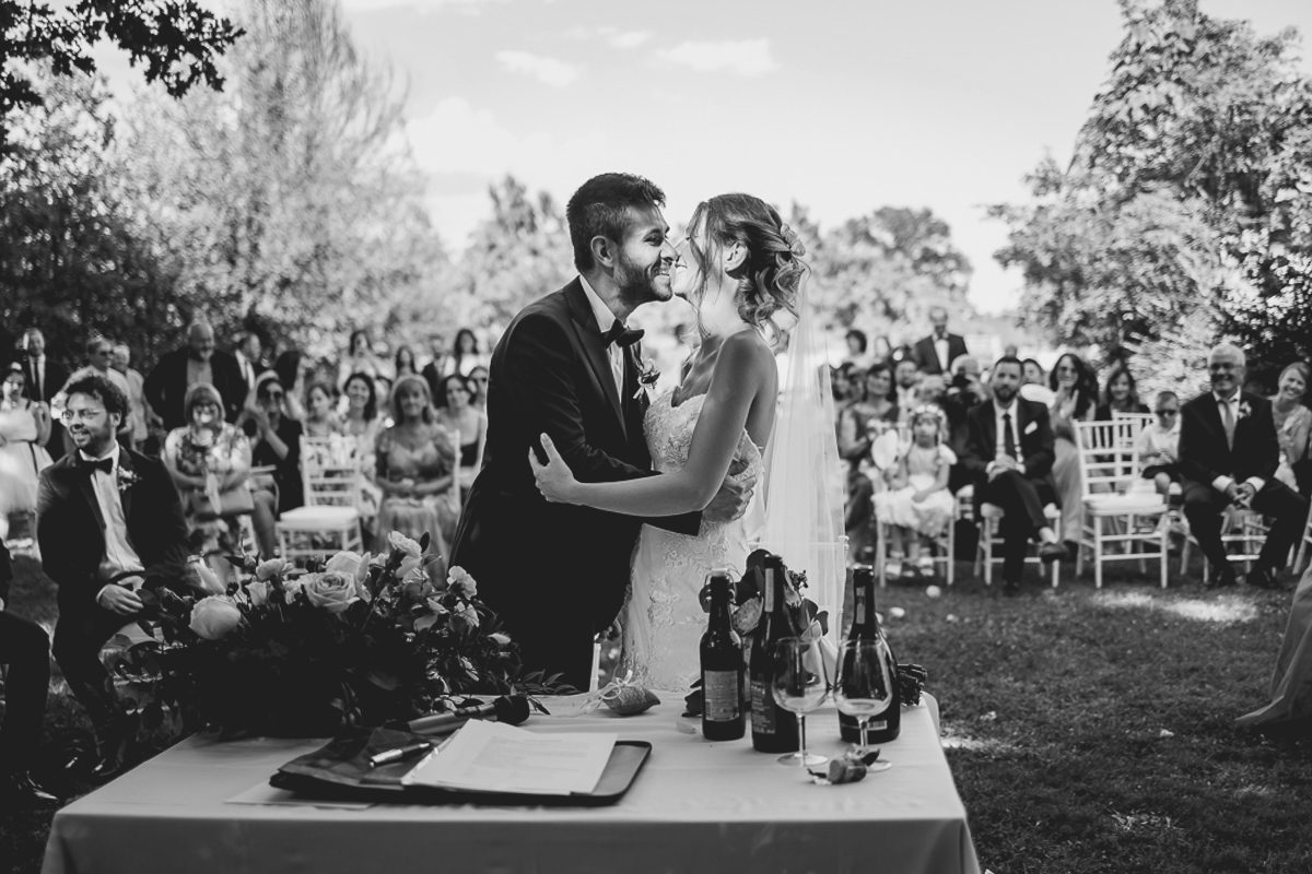 Matrimonio a Villa Fiorita ad Asti. Cerimonia.bscio degli sposi