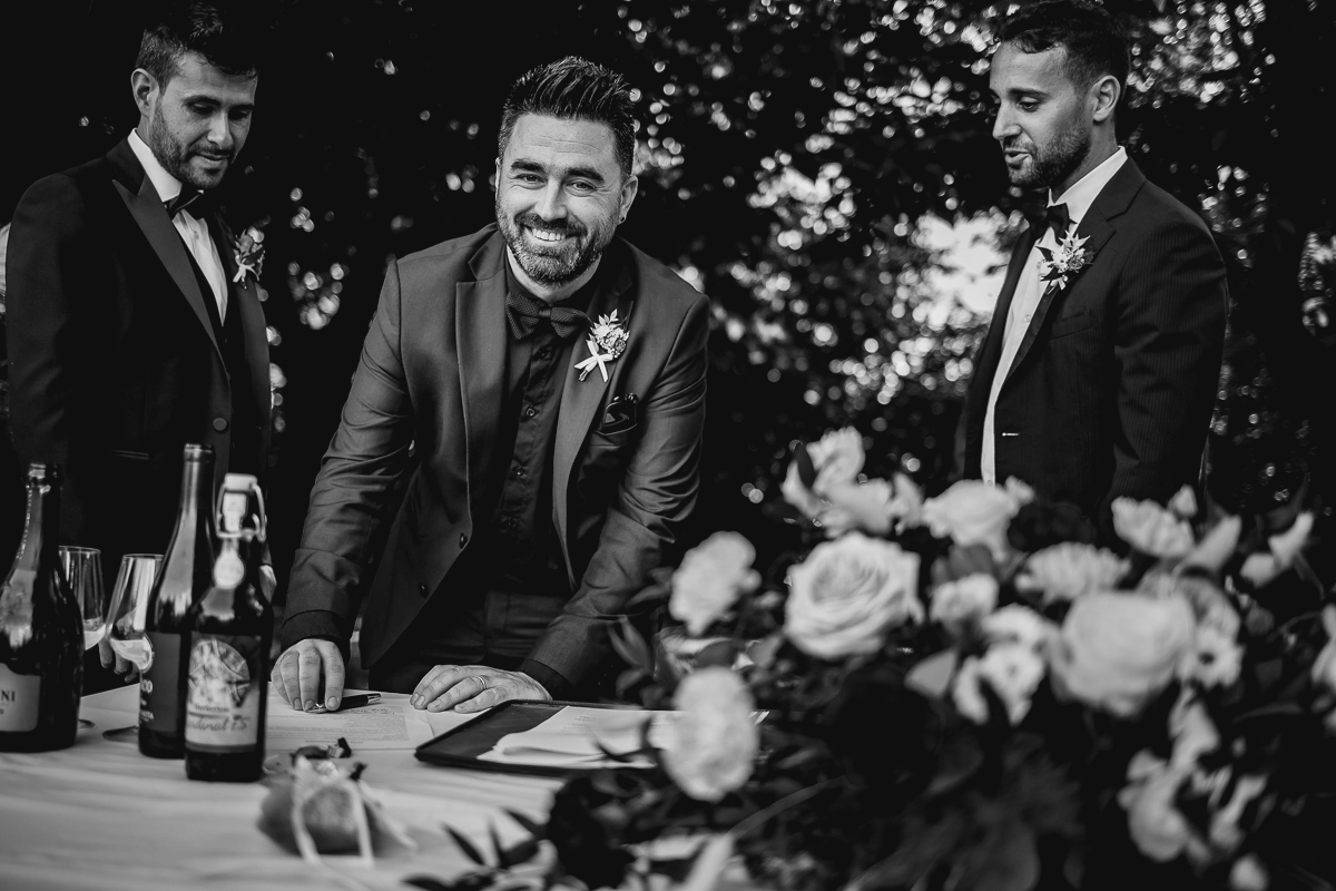 Matrimonio a Villa Fiorita ad Asti. Cerimonia.Firma di un testimone