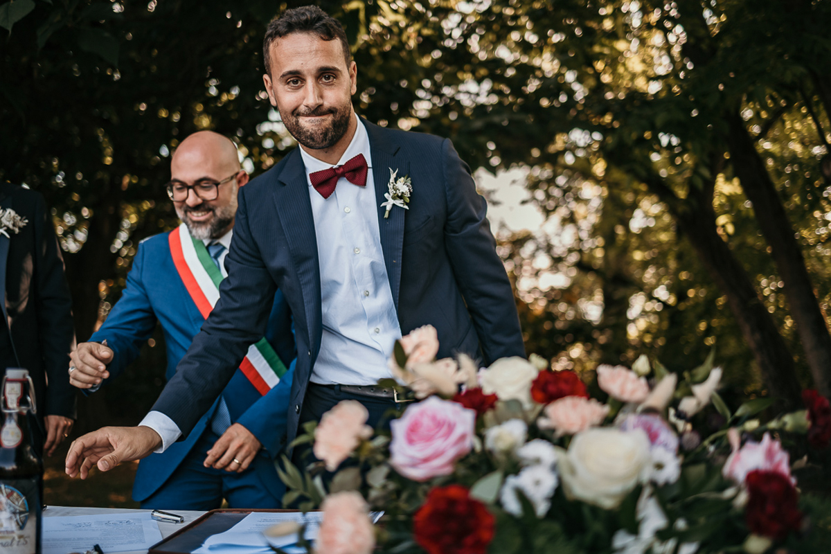 Matrimonio a Villa Fiorita ad Asti. Cerimonia.Firma di un testimone