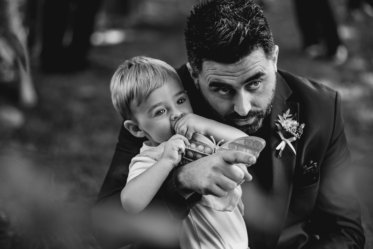 Matrimonio a Villa Fiorita ad Asti. Cerimonia.Testimone con il suo bambino