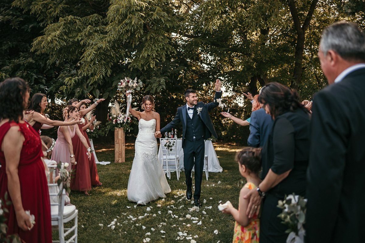 Matrimonio a Villa Fiorita ad Asti. Cerimonia.Sposi che stanno per uscire.