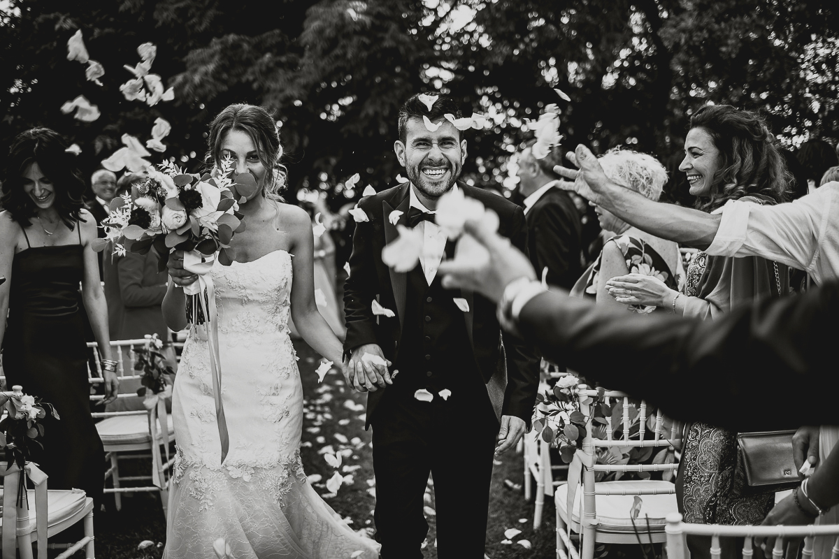 Matrimonio a Villa Fiorita ad Asti. Cerimonia.Uscita degli sposi con lancio dei petali.
