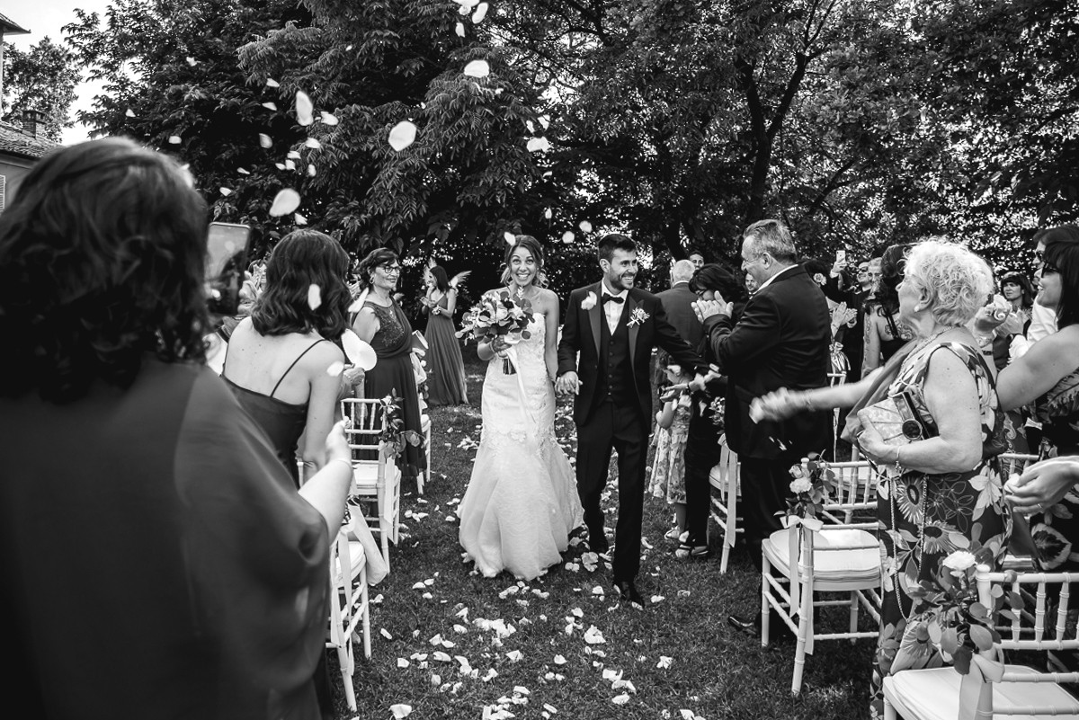 Matrimonio a Villa Fiorita ad Asti. Cerimonia.uscita degli sposi, lancio dei petali e strette di mano.