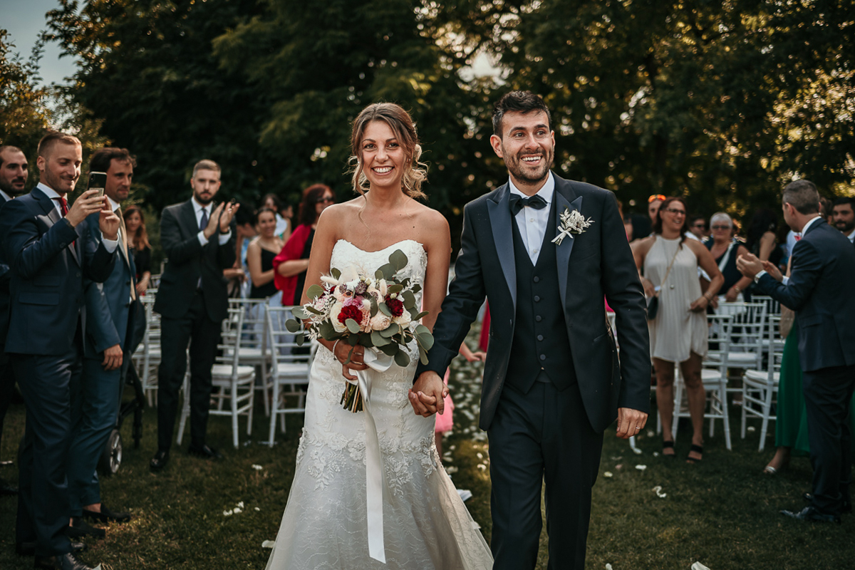 Matrimonio a Villa Fiorita ad Asti. Cerimonia.Uscita degli sposi.