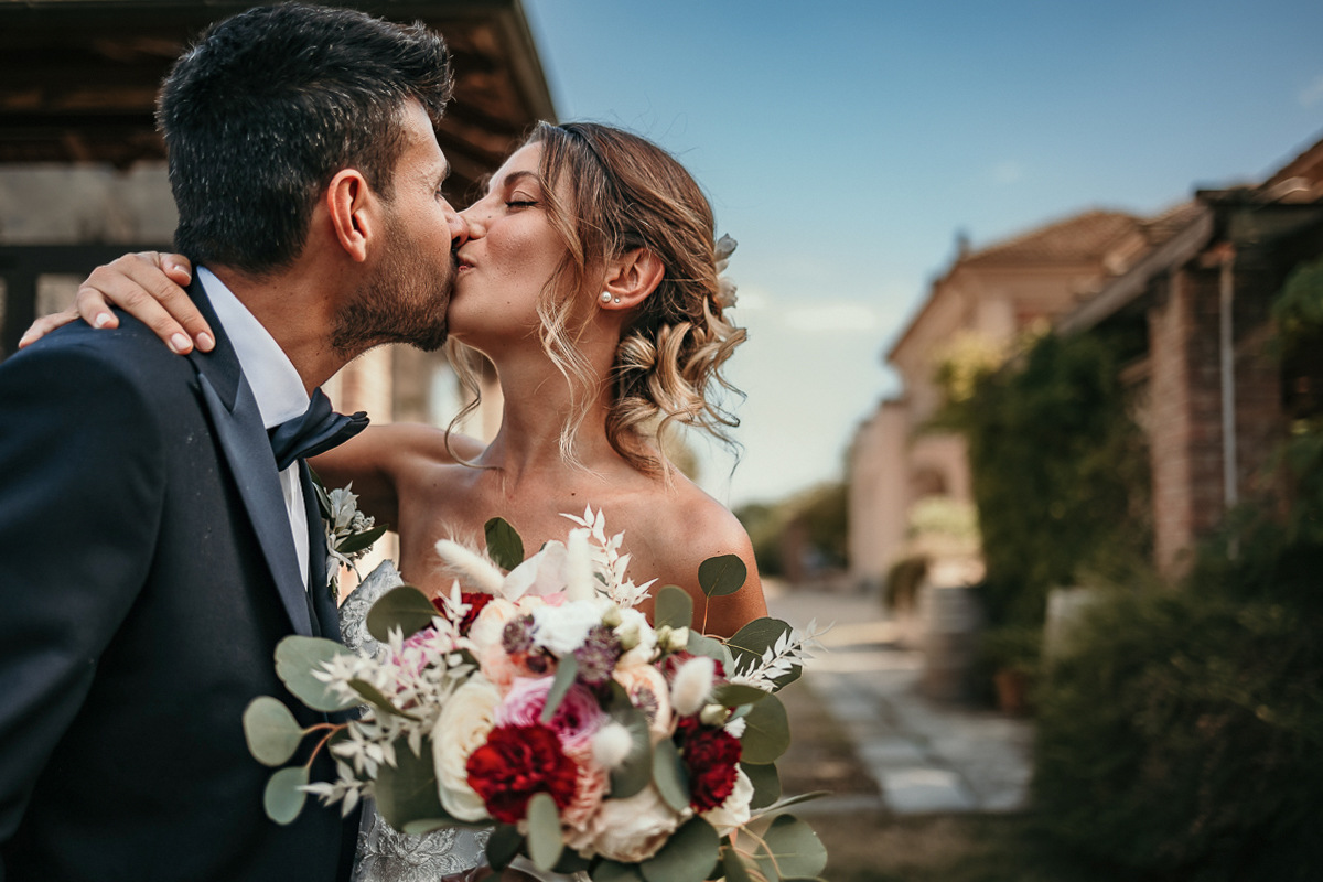 Matrimonio a Villa Fiorita ad Asti. Cerimonia.Bacio degli sposi